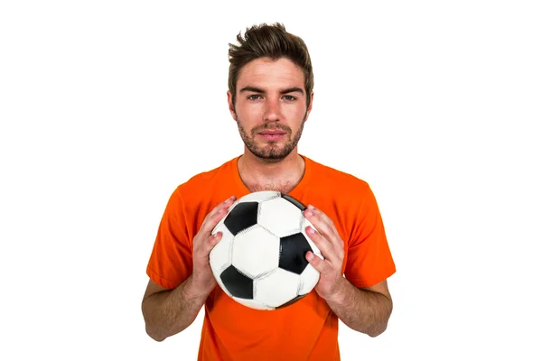 Guapo partidario sosteniendo pelota de fútbol — Foto de Stock