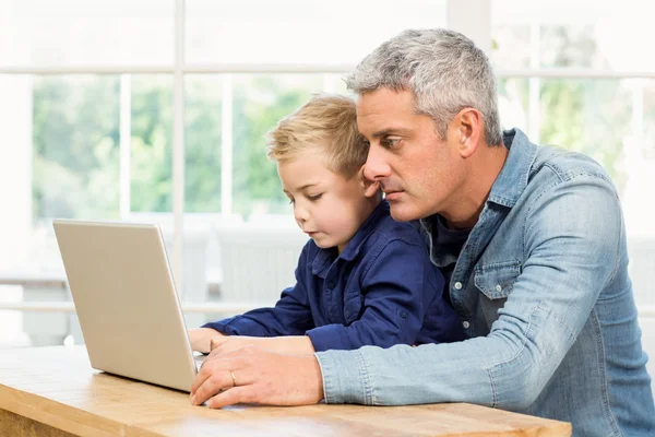 Père et fils utilisant un ordinateur portable — Photo