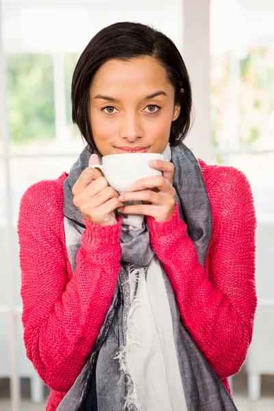 Sonriente morena sosteniendo taza — Foto de Stock