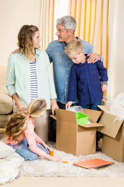 Felices cajas de apertura familiar — Foto de Stock