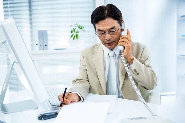 Homem de negócios sério falando ao telefone — Fotografia de Stock