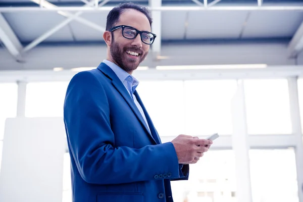 Hombre de negocios sosteniendo smartphone —  Fotos de Stock