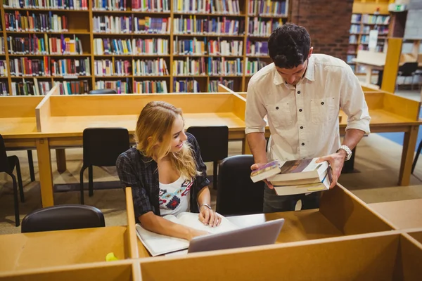 Studenti che lavorano insieme seduti a tavola — Foto Stock