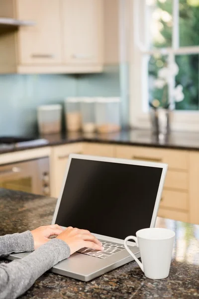 Mutfakta dizüstü bilgisayar kullanan kadın — Stok fotoğraf