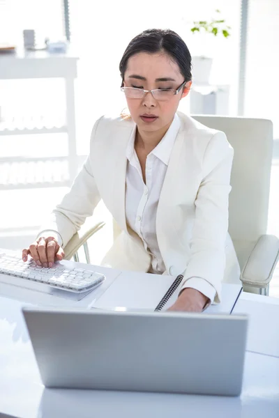 Mujer de negocios seria trabajando en su escritorio — Foto de Stock