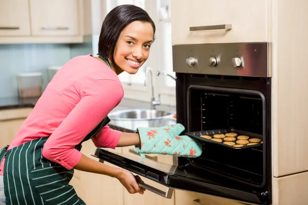 Mujer sonriente horneando galletas —  Fotos de Stock