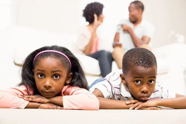 Bambini infelici seduti sul pavimento — Foto Stock