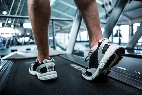Muskulöser Mann auf Laufband — Stockfoto