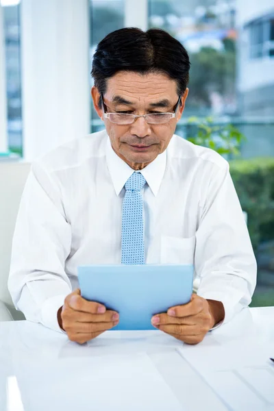 Zakenman met zijn Tablet PC — Stockfoto