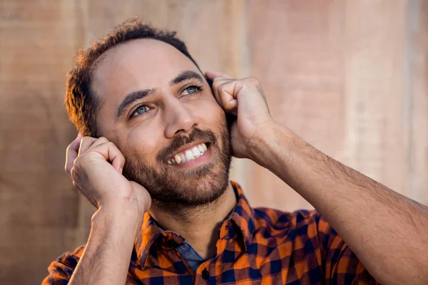 Un homme heureux levant les yeux — Photo