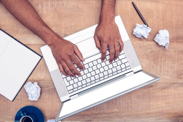 Benadrukt zakenman met behulp van Laptop — Stockfoto