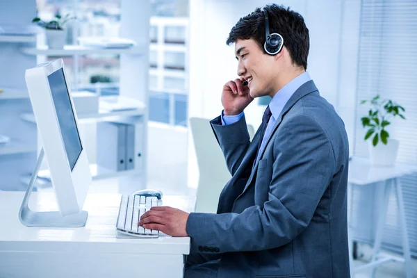 Biznesmen przy użyciu zestawu słuchawkowego — Zdjęcie stockowe
