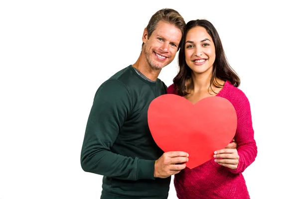 Coppia sorridente tenendo forma di cuore — Foto Stock