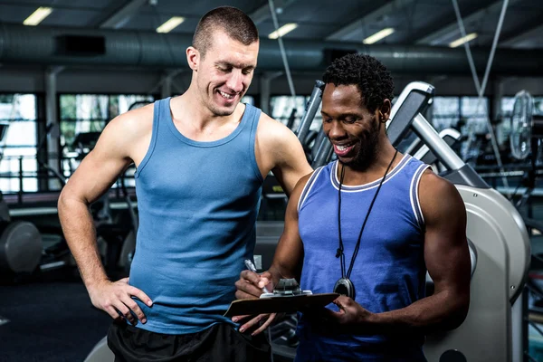 Mann diskutiert mit Trainer über Leistung — Stockfoto