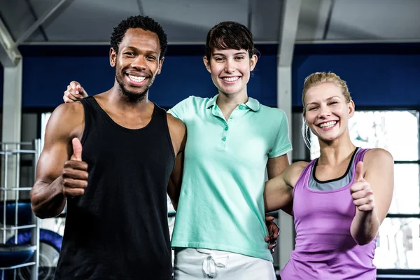 Des gens souriants et musclés — Photo