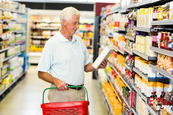 Senior man buying food — Stock Photo, Image