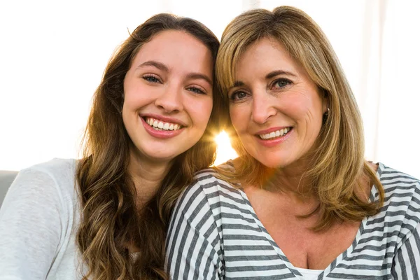 Mãe e filha sorrindo — Fotografia de Stock