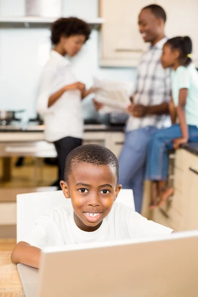 Filho usando laptop na cozinha — Fotografia de Stock