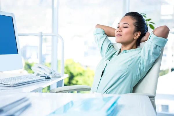 Lächelnde Geschäftsfrau tippt auf ihrem Computer — Stockfoto