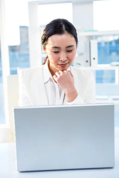 Donna d'affari sorridente utilizzando il computer portatile — Foto Stock