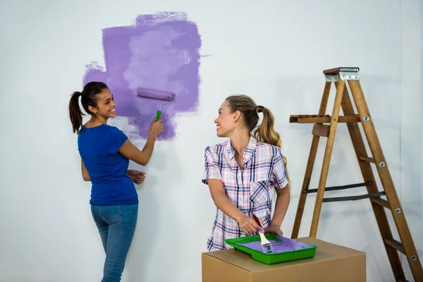 Amigos pintando una pared — Foto de Stock