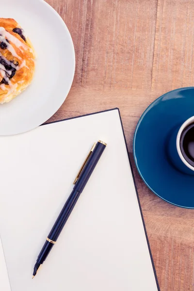 Pióra na Notatnik przez jedzenie i kawy — Zdjęcie stockowe