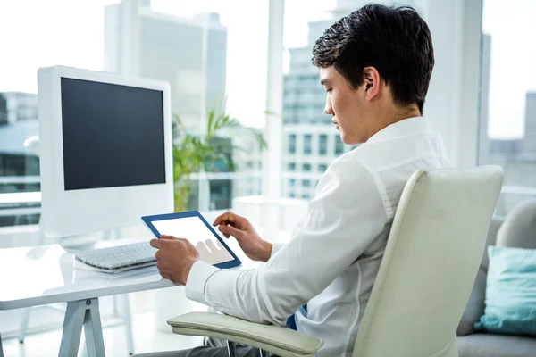 Asiático hombre de negocios utilizando su tableta —  Fotos de Stock