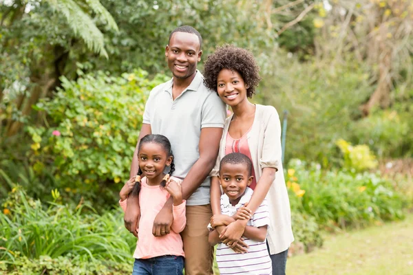 Familia de pie fuera juntos —  Fotos de Stock