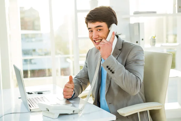 Empresário sorridente falando ao telefone — Fotografia de Stock