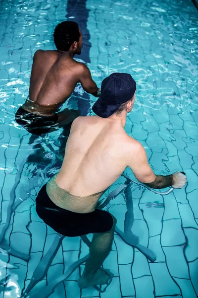 Apto homens de bicicleta na piscina — Fotografia de Stock