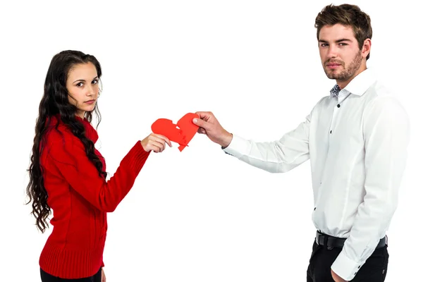 Portrait de couple tenant une forme de coeur fissuré rouge — Photo