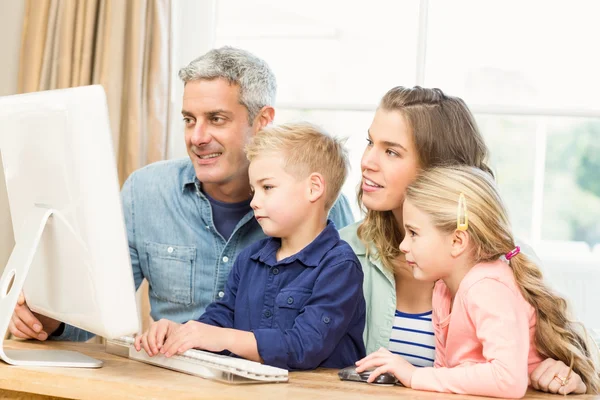 Família feliz usando o computador — Fotografia de Stock