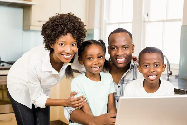 Familie nutzt Laptop in der Küche — Stockfoto