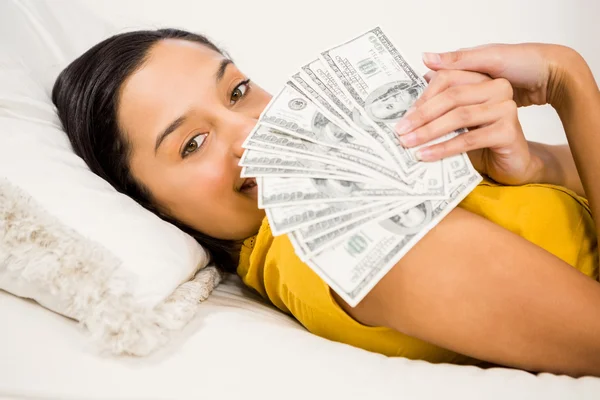 Morena feliz mostrando billetes — Foto de Stock