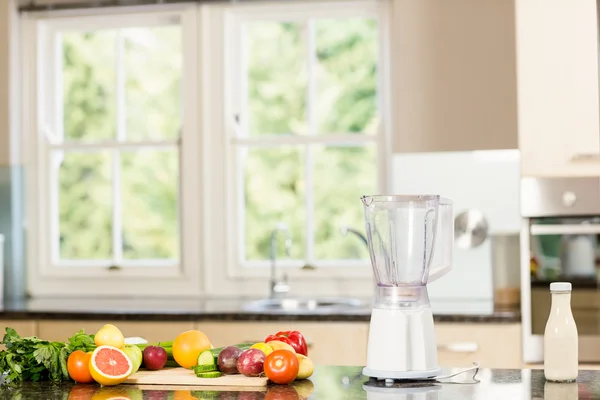 Keuken met mixer en fruit op teller — Stockfoto