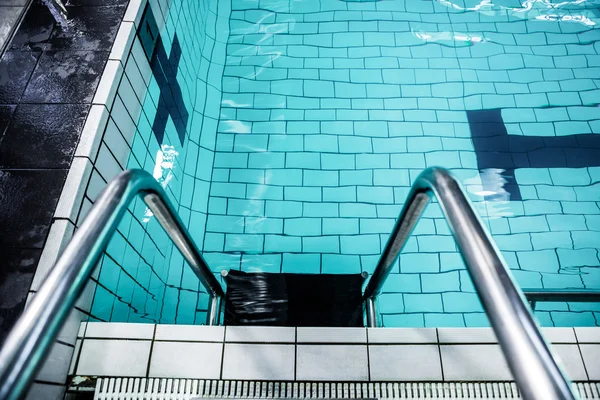 Agua moviéndose en la piscina — Foto de Stock