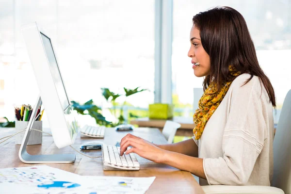 Young girl uses his computer — Stock Photo, Image