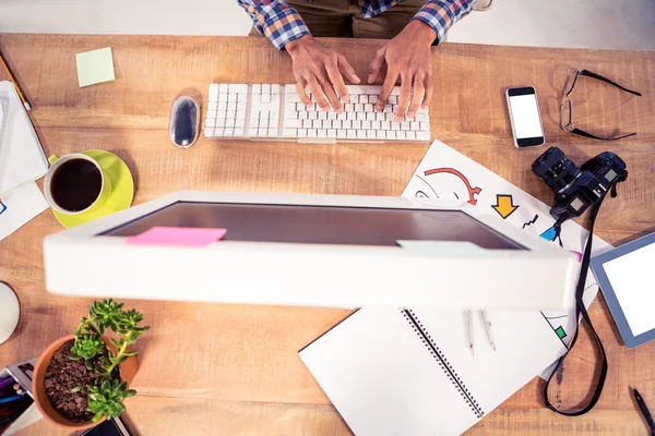 Mãos digitando no teclado do computador — Fotografia de Stock