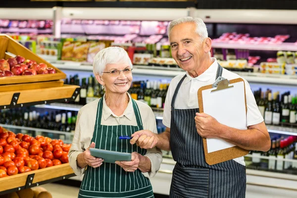 Colleghi anziani con lavoro appunti — Foto Stock