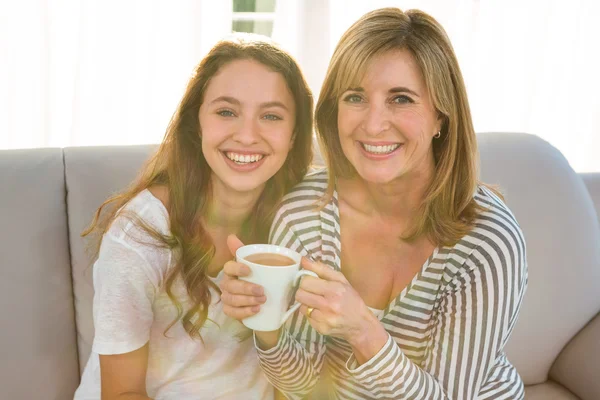 Mor och dotter dricka te — Stockfoto