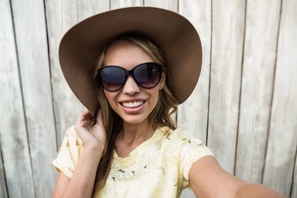 Jovem mulher sorridente com óculos — Fotografia de Stock