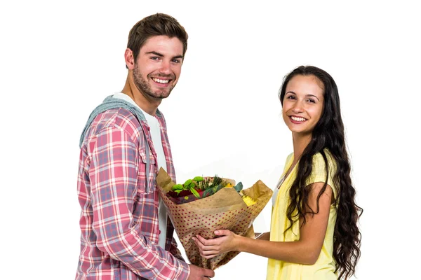 Hombre ofreciendo ramo a su novia — Foto de Stock