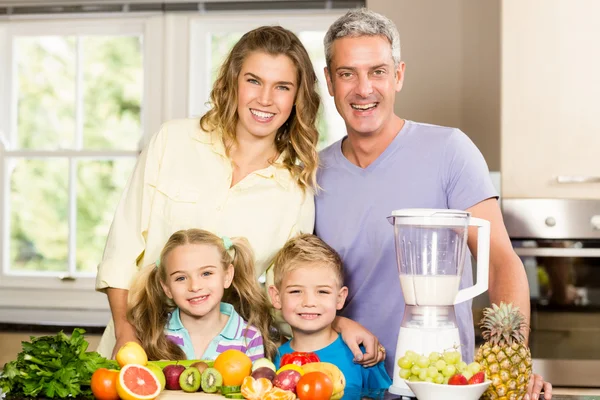 Familie bereitet gesunden Smoothie zu — Stockfoto