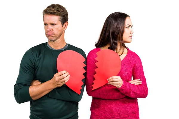 Allvarliga par hålla knäckt hjärta form — Stockfoto