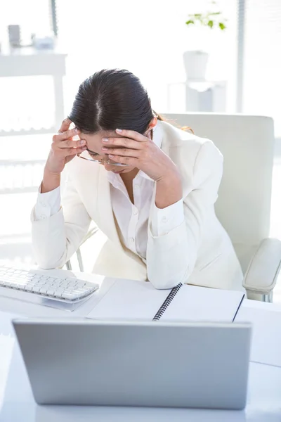 Empresária estressada trabalhando em sua mesa — Fotografia de Stock