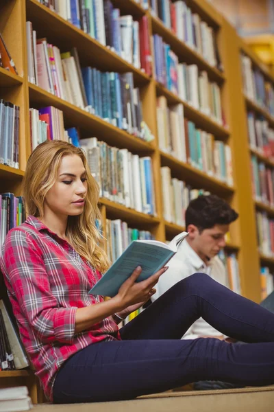 Compañeros de clase leyendo libro — Foto de Stock