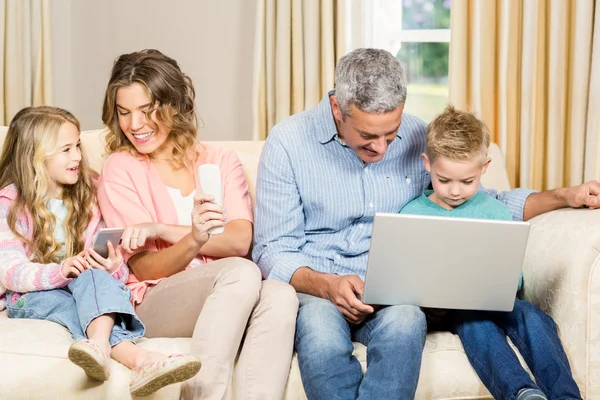 Familj med olika tech objekt — Stockfoto