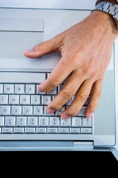 Бізнесмен використовує свій ноутбук — стокове фото