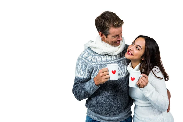 Pareja festiva sonriendo y sosteniendo tazas —  Fotos de Stock