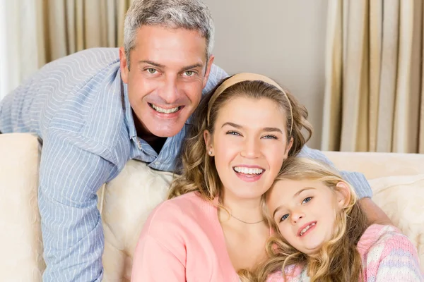 Elkaar zitten en gelukkige familie — Stockfoto